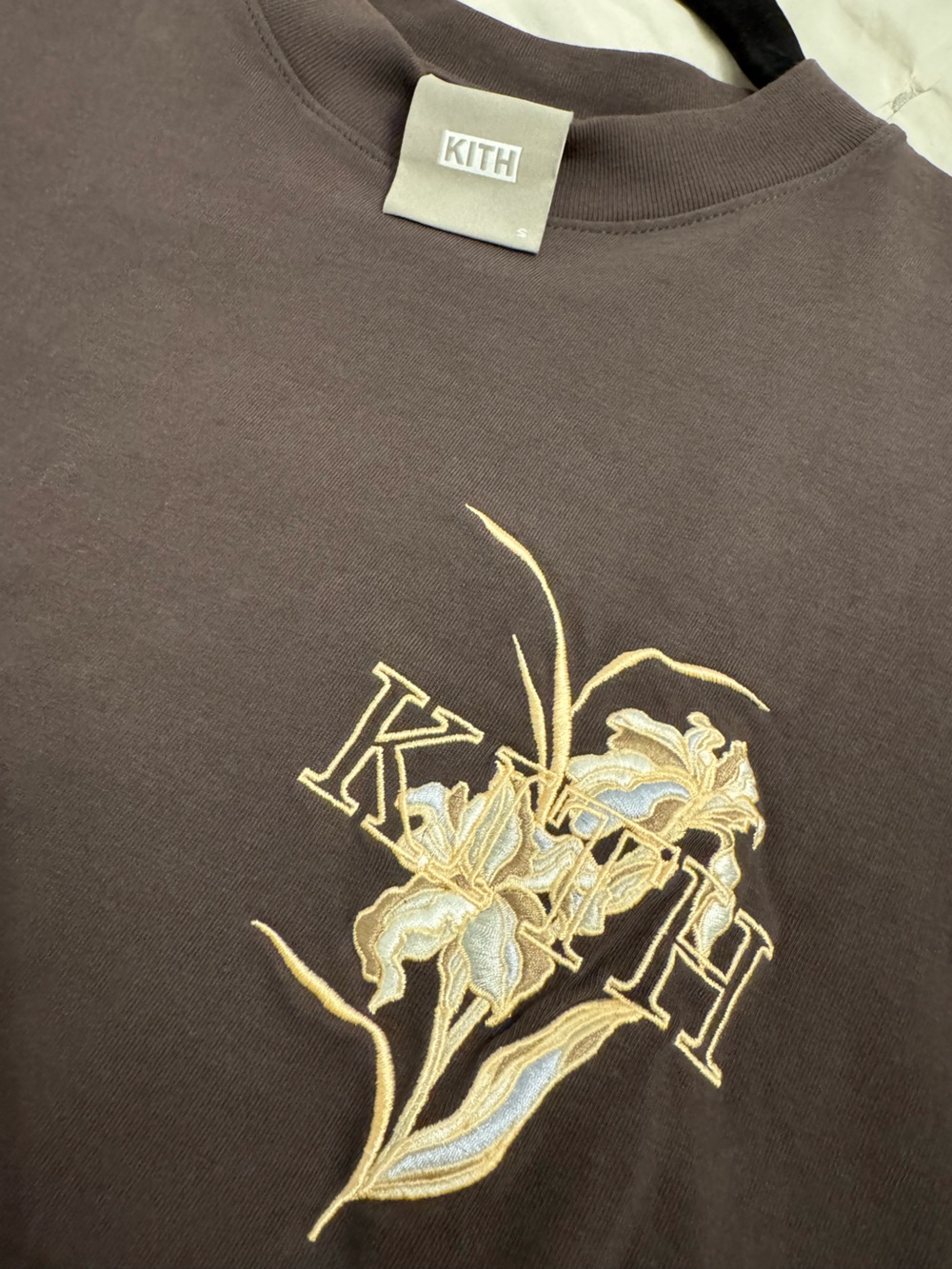 Kith - Short Sleeve Tee with Embroidered Floral - S